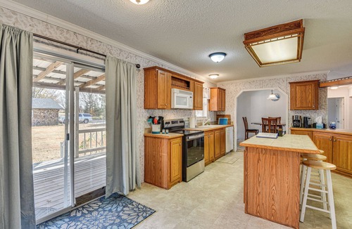 Longtown House | Steps to Lake Eufaula: Family Home w/Deck & Yard
