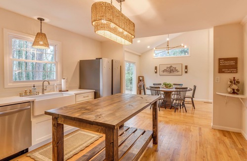 Travelers Rest House | Steps to Main St & Tandem Creperie, Downtown TR Stay