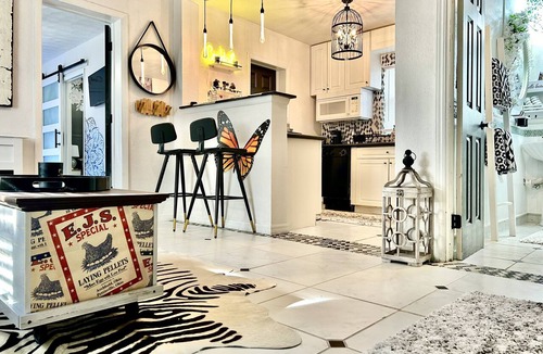 Safety Harbor Condo | Steps to Restaurants & Main Street. Pet friendly