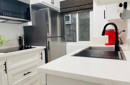 Bixby Knolls Apartment | Steps to Restaurants & Shops+King Bed+Secure Parking+Patio