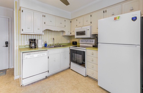 Morehead City Condo | Steps to Sand! Condo w/2 Pools in Atlantic Beach