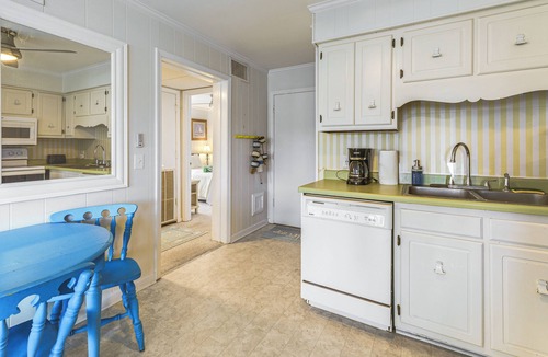 Morehead City Condo | Steps to Sand! Condo w/2 Pools in Atlantic Beach
