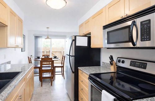 Seaside Condo | Steps to Seaside Beach | Summer Escape | 3BR, Pets