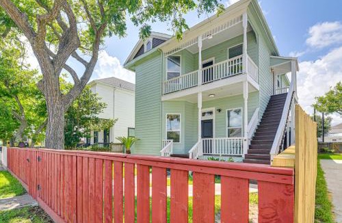 San Jacinto House | Steps to Seawall: Spacious Condo in Galveston!