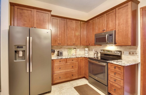Wallace Apartment | Steps to Shops & Dining: Historic Dtwn Wallace Gem