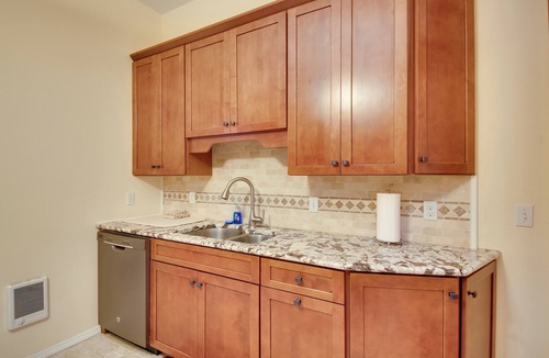 Wallace Apartment | Steps to Shops & Dining: Historic Dtwn Wallace Gem
