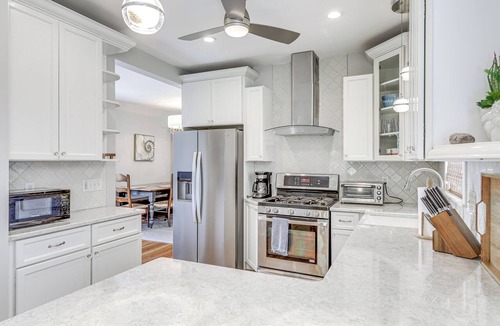Winthrop Apartment | Steps to Short Beach: Ocean-View Apt w/Deck!