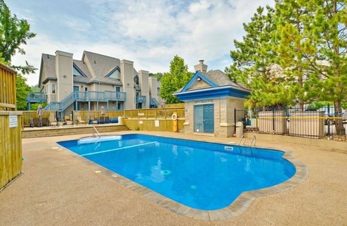 Craigleith House | Steps to ski loft with fireplace & deck + seasonal pool. hot tub, & tennis
