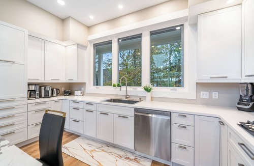 Hidden Valley House | Steps to Ski Slopes! Luxury Home Sleeps 22 w/Hot Tub, Game Room & Amazing Views