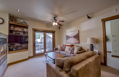 Copper Mountain Village Condo | Steps to Skiing! Modern 2BR Retreat w/Deck, Garage & Fireplace