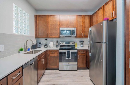 Glendale Sports and Entertainment District Apartment | Steps to Stadium |Pool, Gym, Balcony, Parking, W/D