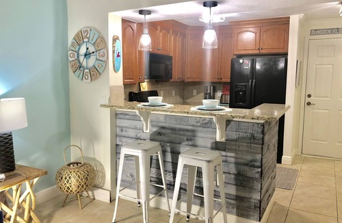 Downtown Dunedin Condo | Steps to Sunset Views; Walkable to Downtown, Marina & Pinellas Trail.