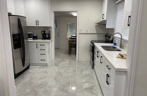 Wasaga Beach Cottage | Steps to the Beach & Minutes to the Mountains!