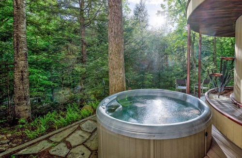 Jackson House | Steps to the Ellis River: LUX Home, Hot Tub, Game Room 🎿❄️🏂🌲🗻