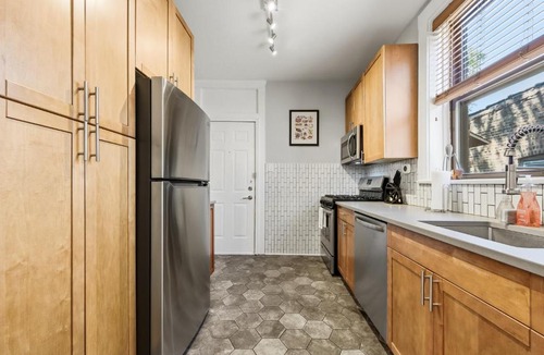 Uptown Apartment | Steps to the Lakefront! This Uptown Beauty is Everything You Need for a Perfect Chicago Getaway condo