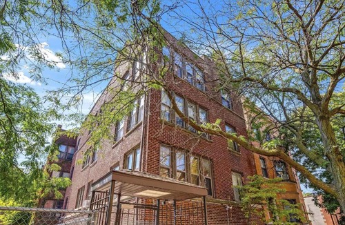 Uptown Apartment | Steps to the Lakefront! This Uptown Beauty is Everything You Need for a Perfect Chicago Getaway condo