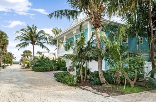 Juno Beach Apartment | Steps to the Ocean-1 Bd/1Ba Quiet Beach Apartment- Beautiful Sunrises Await You