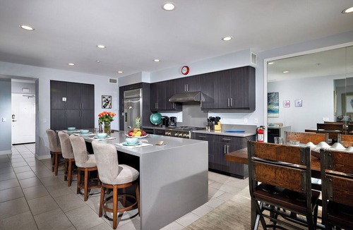 Townsite Condo | Steps to the Sand | Modern Oceanfront Condo, A/C, Dog-Friendly, Walk to Pier
