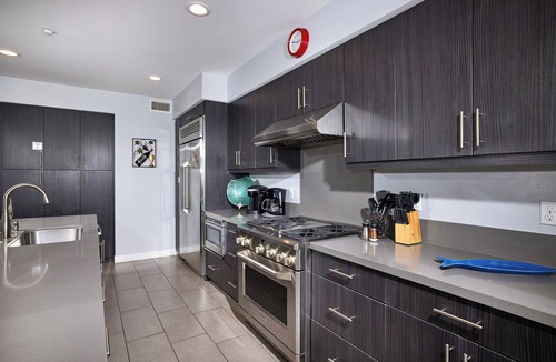 Townsite Condo | Steps to the Sand | Modern Oceanfront Condo, A/C, Dog-Friendly, Walk to Pier