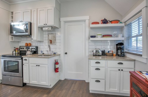Seabrook House | Steps to Town & Parks, Games, Deck View + Sunset