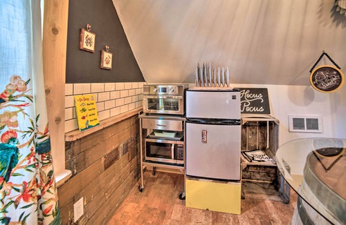 Sturgeon Bay Apartment | Steps to Waterfront & Dtwn: Sturgeon Bay Escape!