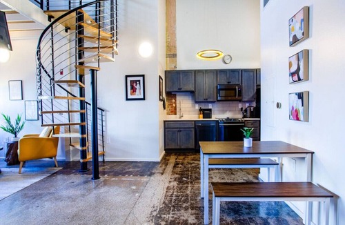 Old City Apartment | Sterchi Lofts Getaway - Downtown Knoxville