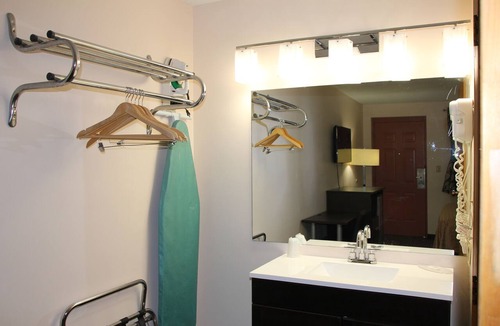 Niagara Falls Hotel | Sterling Inn Niagara Falls near IAG Airport