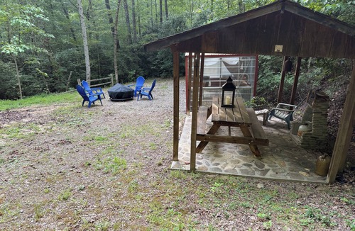 Almond Cabin | Sticks and Stones - Serene cabin with Heat & A/C in Almond, NC, near Bryson City