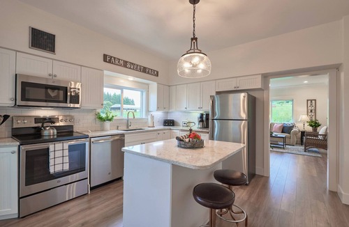 Amity House | Stiling Vineyards~ A 3 bed/3 bath Luxury Farmhouse