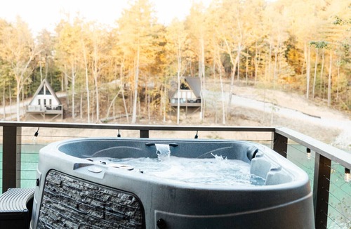 Campton Cabin | Still Water – Luxury King Cabin Overlooking the Pond w/Hot Tub, Fire Pit