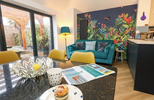 Wyke Regis House | STILL WATERS, family friendly, country holiday cottage in Weymouth