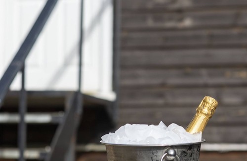Blandford Saint Mary Cottage | STILLNESS - SLEEPS 2 | HOT TUB | BBQ | PETS ALLOWED | WI-FI | SECLUDED PATIO