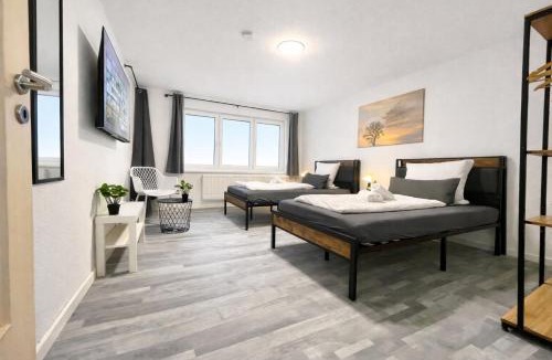 Bad Friedrichshall Apartment | STN Kocherwald Suite - Ferienwohnung mit 4 Schlafzimmer, 8 Big Beds, Parkplatz & Balkon, Highspeed WLAN, Netflix Premium, Zentral zu Audi & Schwarz Gruppe