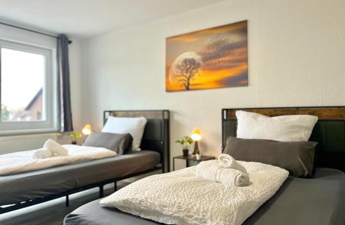 Bad Friedrichshall Apartment | STN Kocherwald Suite - Ferienwohnung mit 4 Schlafzimmer, 8 Big Beds, Parkplatz & Balkon, Highspeed WLAN, Netflix Premium, Zentral zu Audi & Schwarz Gruppe