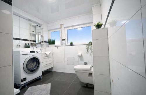 Bad Friedrichshall Apartment | STN Kocherwald Suite - Ferienwohnung mit 4 Schlafzimmer, 8 Big Beds, Parkplatz & Balkon, Highspeed WLAN, Netflix Premium, Zentral zu Audi & Schwarz Gruppe