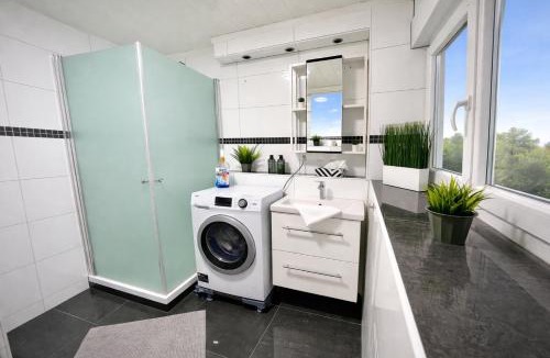 Bad Friedrichshall Apartment | STN Kocherwald Suite - Ferienwohnung mit 4 Schlafzimmer, 8 Big Beds, Parkplatz & Balkon, Highspeed WLAN, Netflix Premium, Zentral zu Audi & Schwarz Gruppe