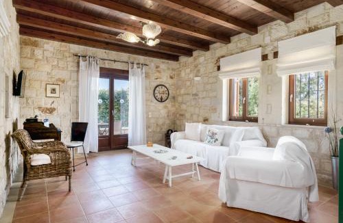 Rapaniana Villa | Stone Built Private villa Emerald with pool, 30m to Beach & BBQ!