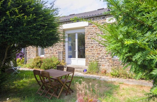 Etables-sur-Mer House | Stone House by Les Godelins Beach