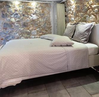 Papagou-Holargos Apartment | Stone House