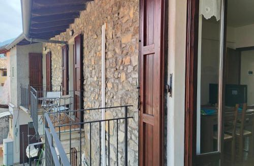 Solto Collina Apartment | Stone House
