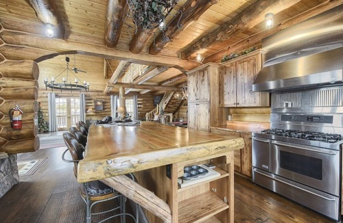 Lead Cabin | Stone Lodge-Panoramic Views, Lots of Space!