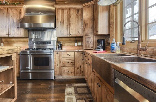 Lead Cabin | Stone Lodge-Panoramic Views, Lots of Space!