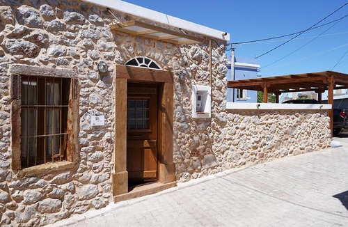 Agios Georgios Sykousis Apartment | Stone Residence Chios