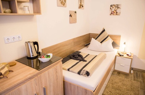 Treppendorf Apartment | Stone room - Small, modern single room near Thomann music store