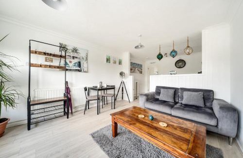 Middleton-on-Sea Apartment | Stone's throw from beach and forest, stunning country walks