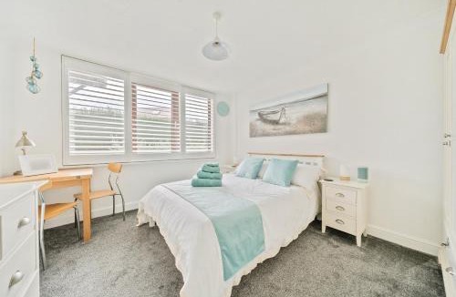 Middleton-on-Sea Apartment | Stone's throw from beach and forest, stunning country walks