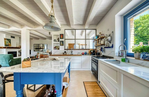 Monterosso House | Stone villa with views in the Marche hills
