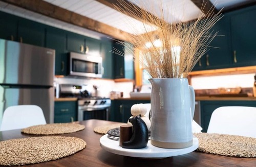 Tyringham House | Stonebridge Cabin: Modern Amenities, Enjoy Nature!
