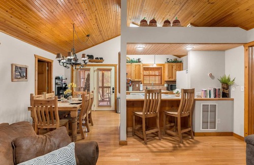 Reeds Spring Cabin | StoneBridge Gated Resort-"Four Acorns Lodge" Quiet w/Great Parking and close to SDC - Lodge #79