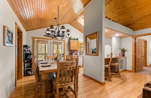 Reeds Spring Cabin | StoneBridge Gated Resort-"Four Acorns Lodge" Quiet w/Great Parking and close to SDC - Lodge #79